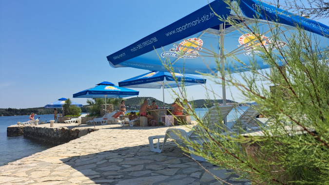 Pláž, Apartmány Štiz poblíž moře, Betina, Murter, Chorvatsko Betina