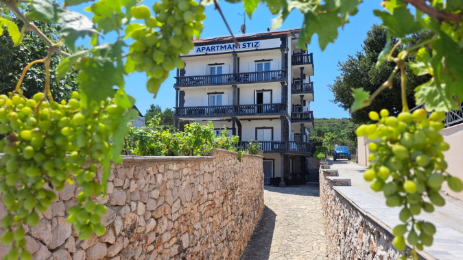 Dům a zahrada, Apartmány Štiz poblíž moře, Betina, Murter, Chorvatsko Betina