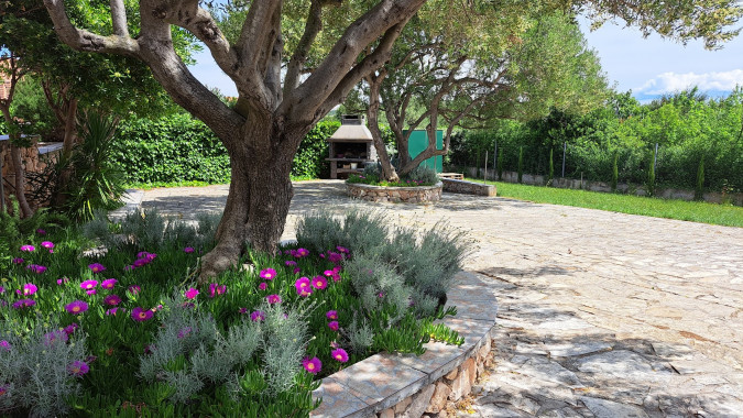 Dům a zahrada, Apartmány Štiz poblíž moře, Betina, Murter, Chorvatsko Betina