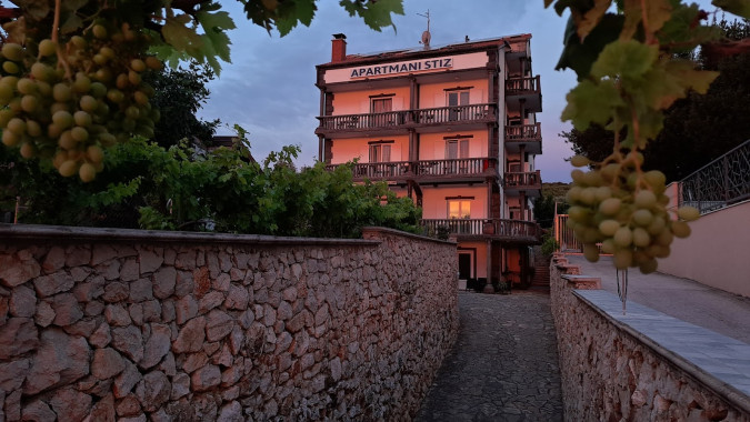 Dům a zahrada, Apartmány Štiz poblíž moře, Betina, Murter, Chorvatsko Betina