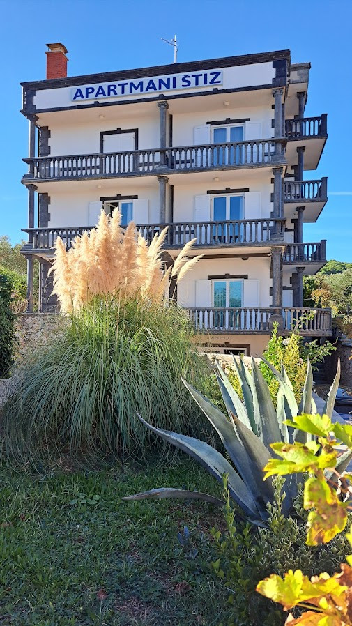 House and garden, Štiz Apartments near the sea, Betina, Murter, Croatia Betina